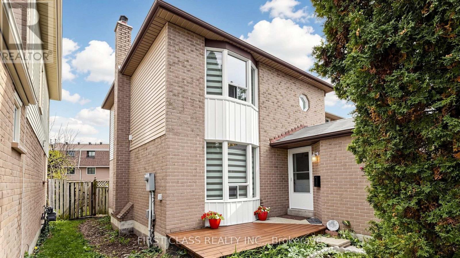34 Mayberry Court, Brampton, Ontario  L6S 5B1 - Photo 2 - W13857920