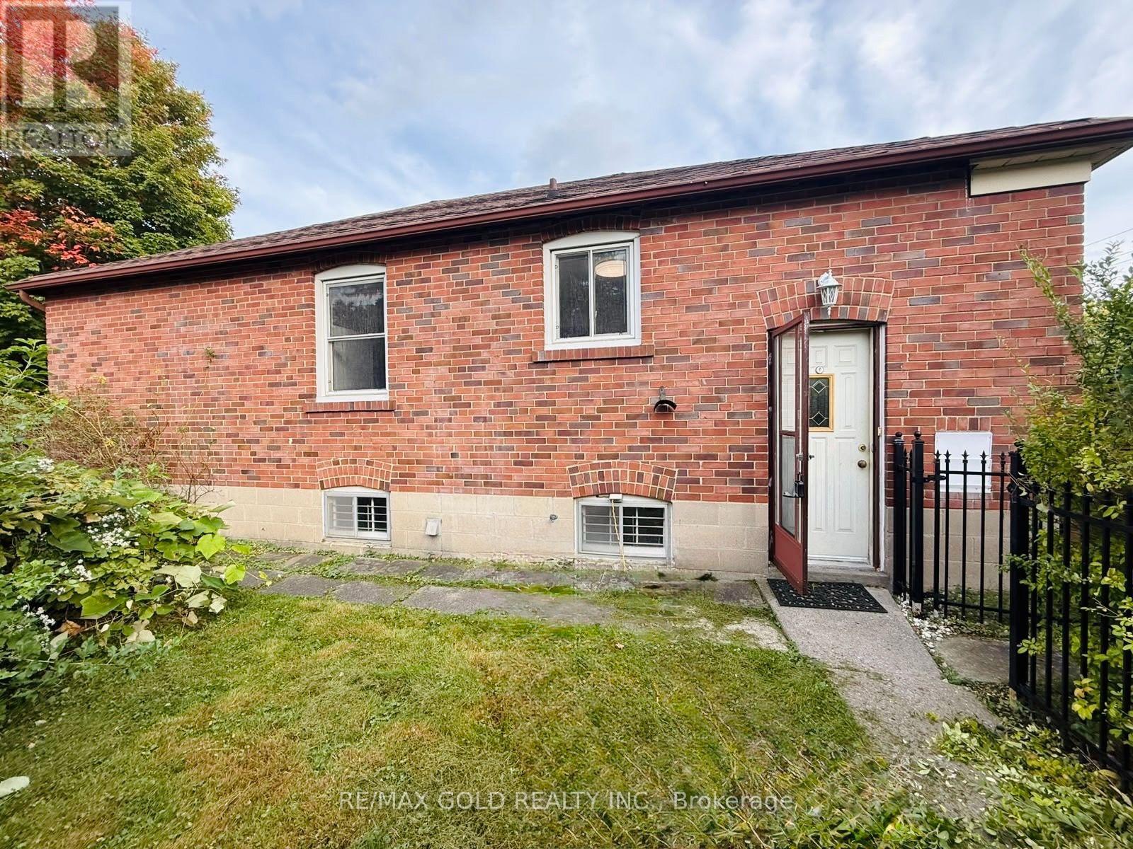 11 Pine Avenue N, Mississauga (Port Credit), Ontario  L5H 2P7 - Photo 2 - W13857928