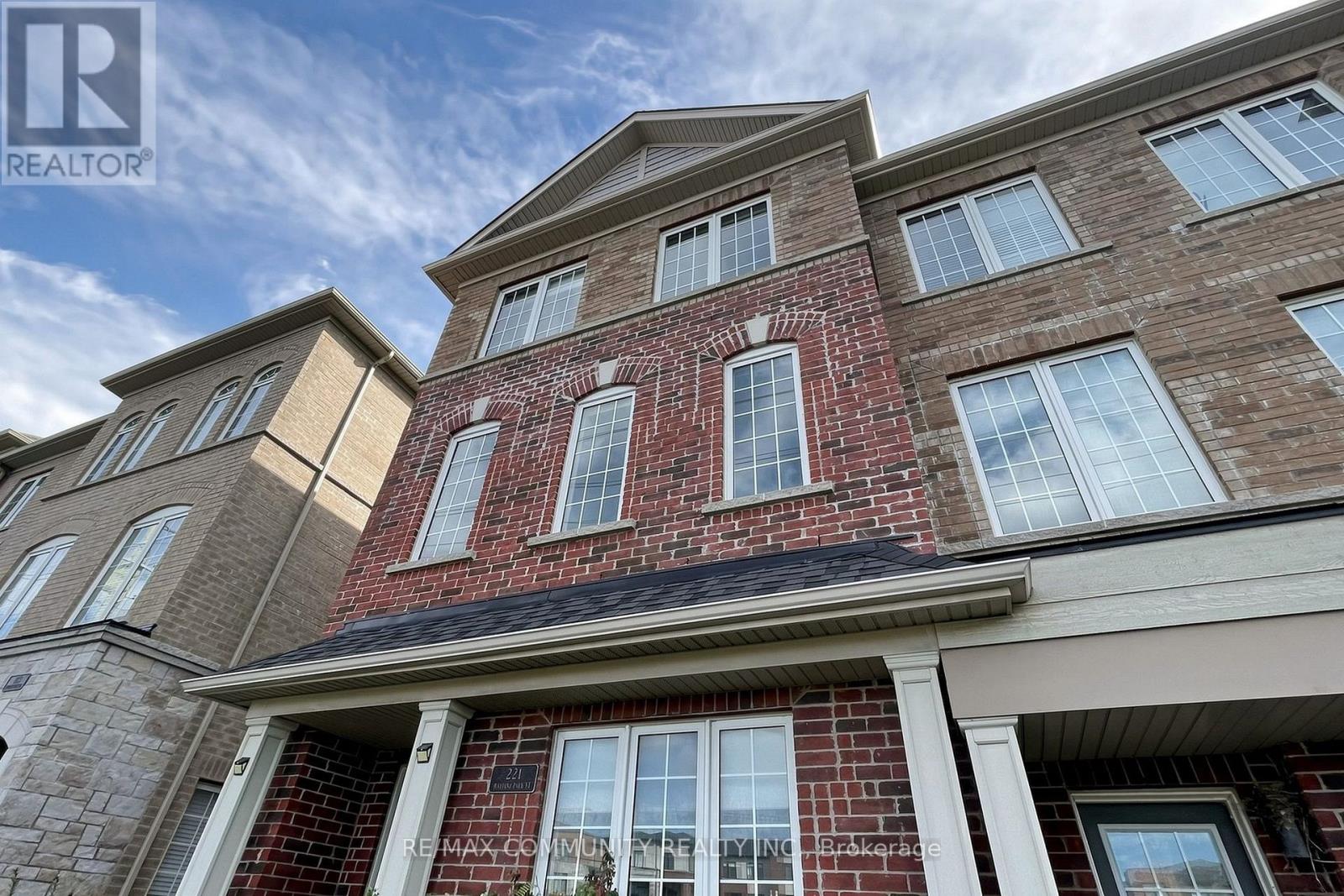 221 Harding Park Street, Newmarket, Ontario  L3Y 0E3 - Photo 2 - N13853286