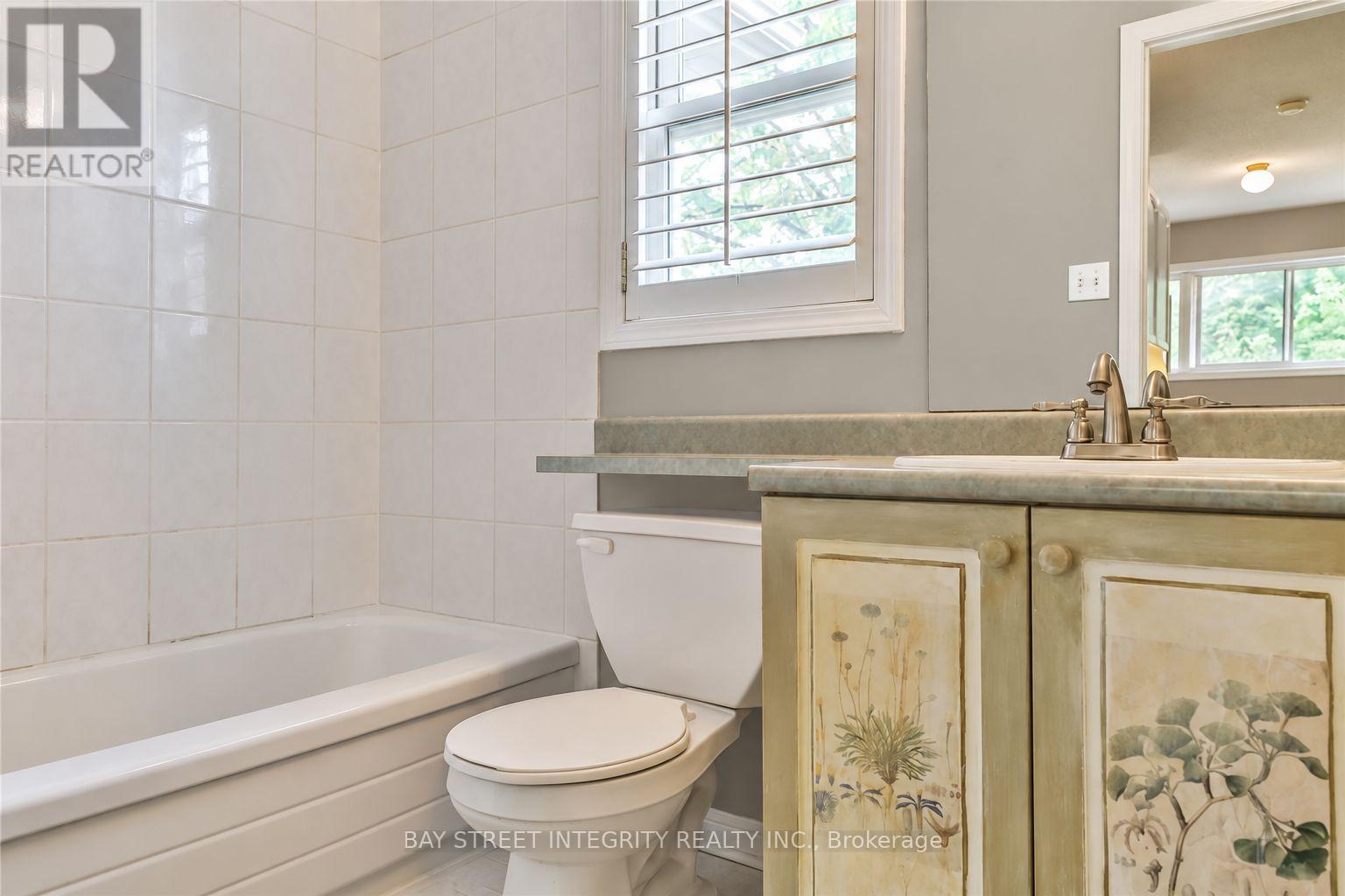 2198 Woodglen Crescent, Burlington, Ontario  L7L 6H1 - Photo 12 - W13857966