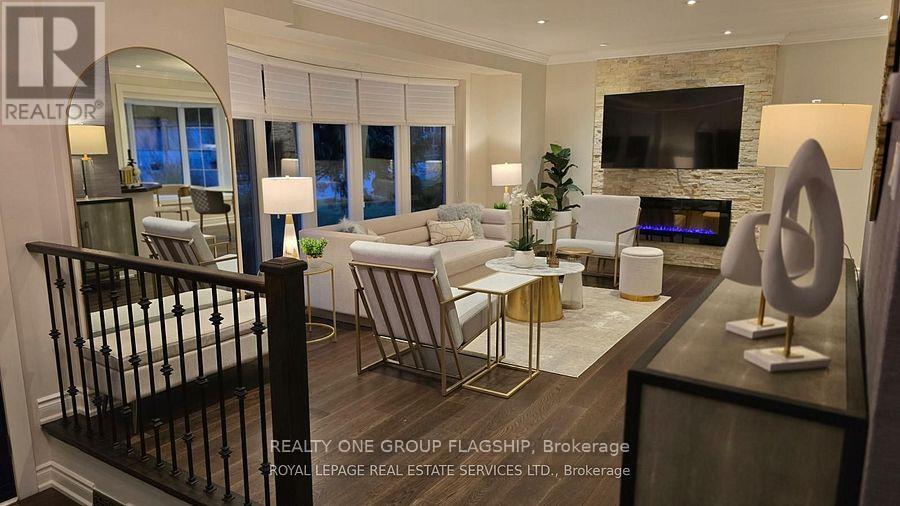 3594 Gallager Drive, Mississauga, Ontario  L5C 2N6 - Photo 2 - W13858034