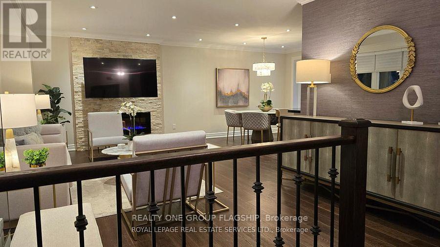 3594 Gallager Drive, Mississauga, Ontario  L5C 2N6 - Photo 3 - W13858034