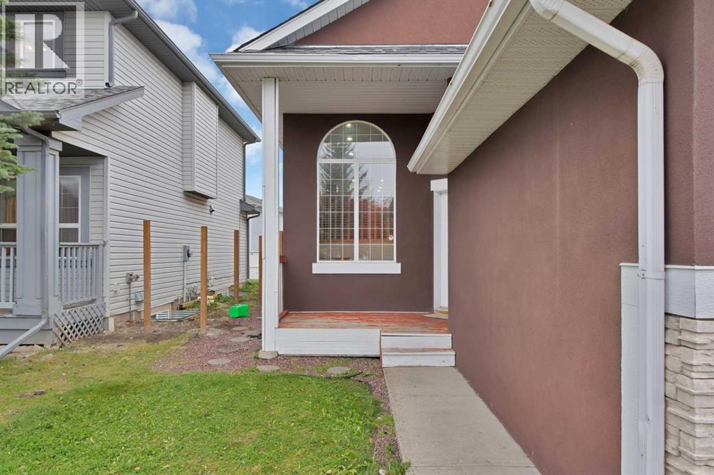 157 Saratoga Close NE, Calgary, Alberta  T1Y 7A1 - Photo 4 - A2348692