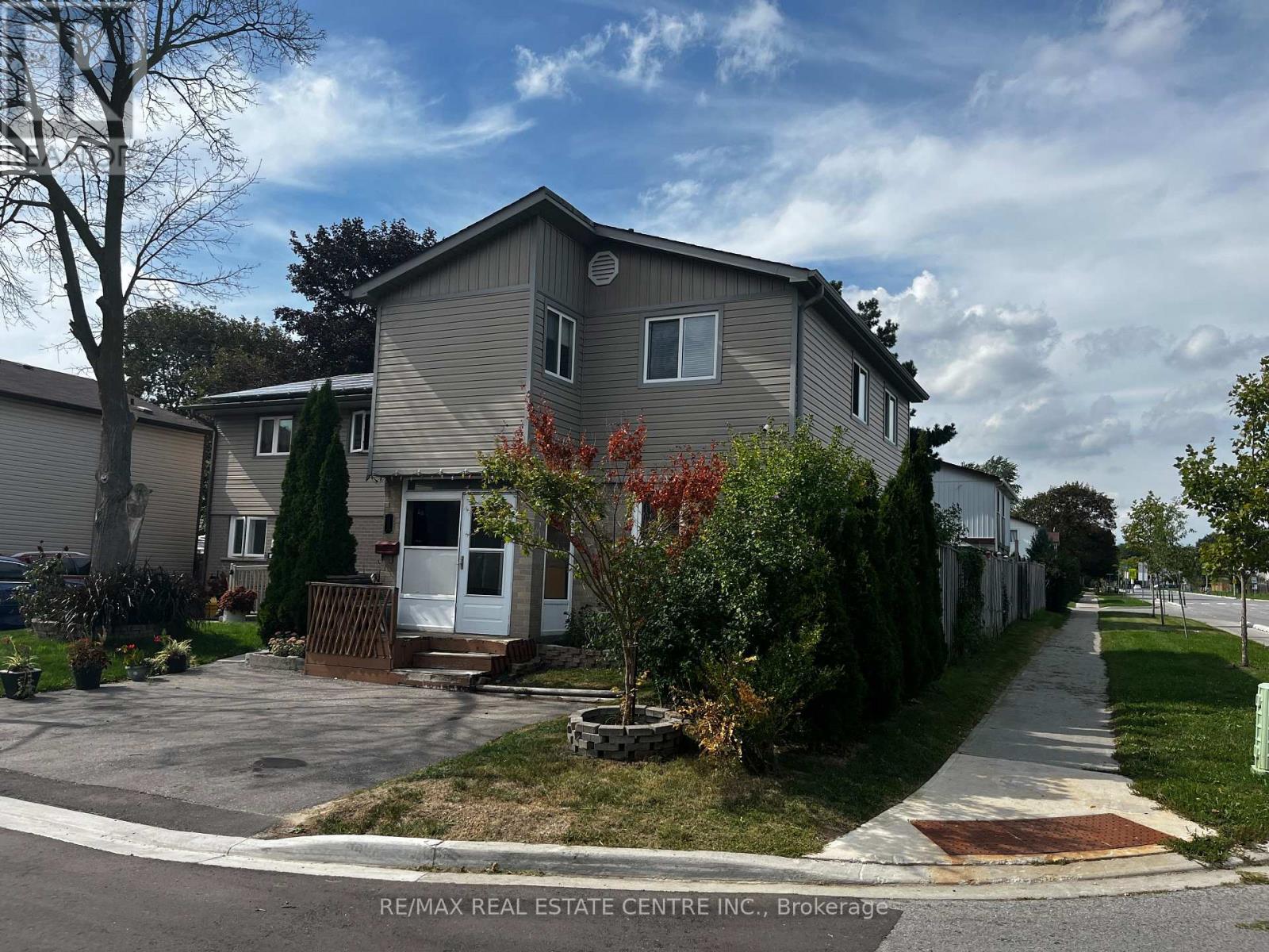 1 Hawkins Court, Brampton, Ontario  L6S 2N7 - Photo 3 - W13858138