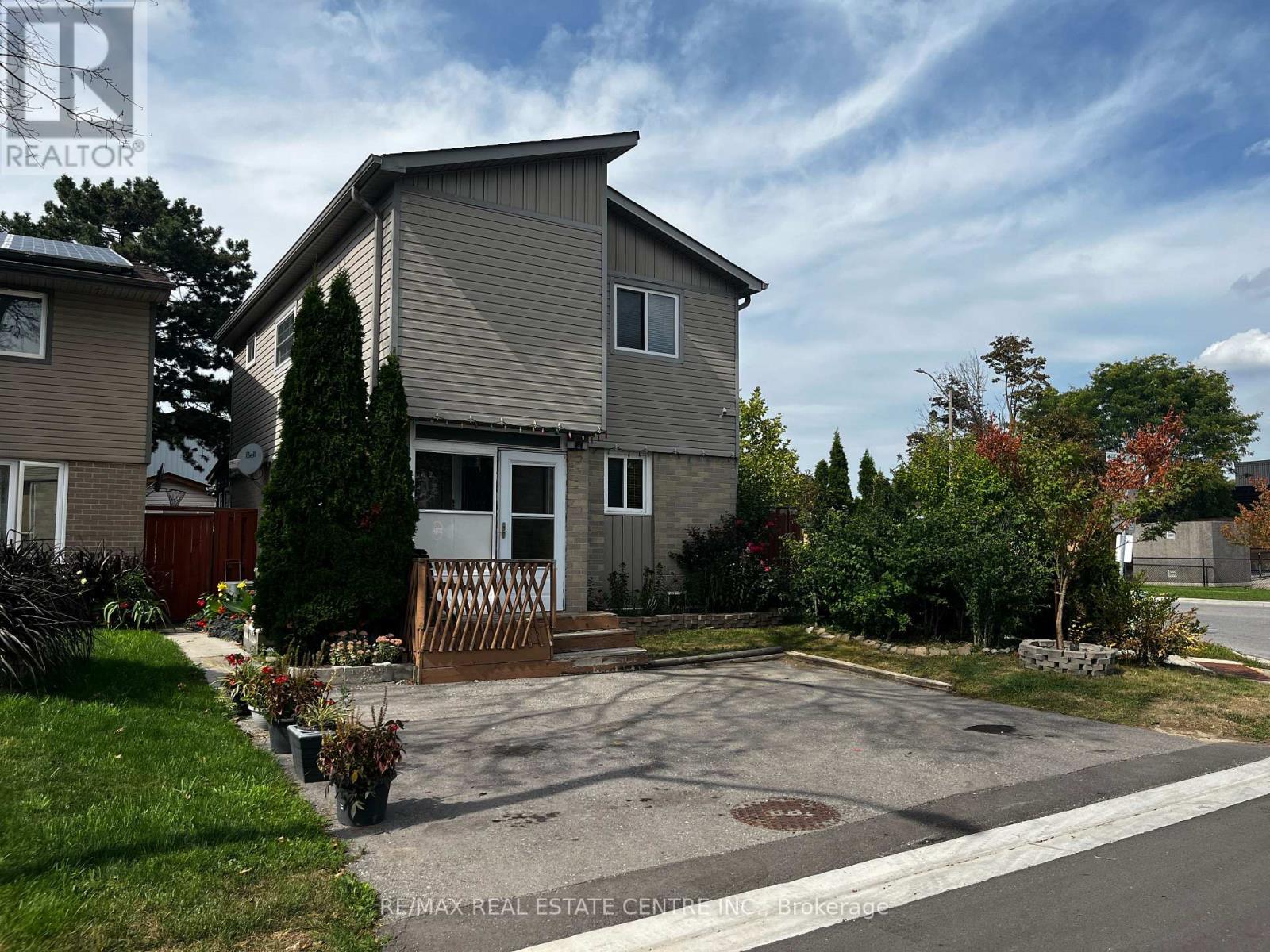 1 Hawkins Court, Brampton, Ontario  L6S 2N7 - Photo 4 - W13858138
