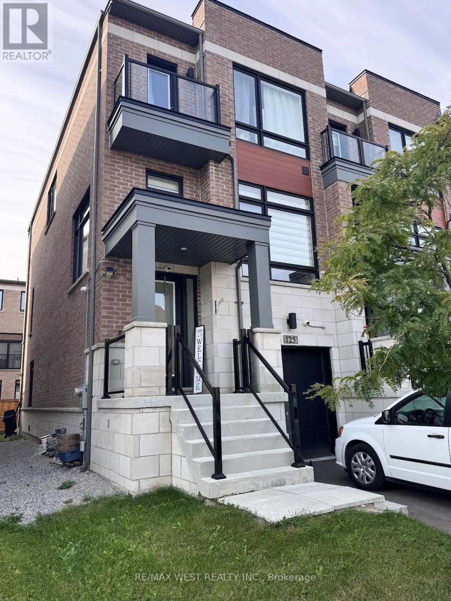 125 Farooq Boulevard, Vaughan, Ontario  L4H 5G3 - Photo 2 - N13858218