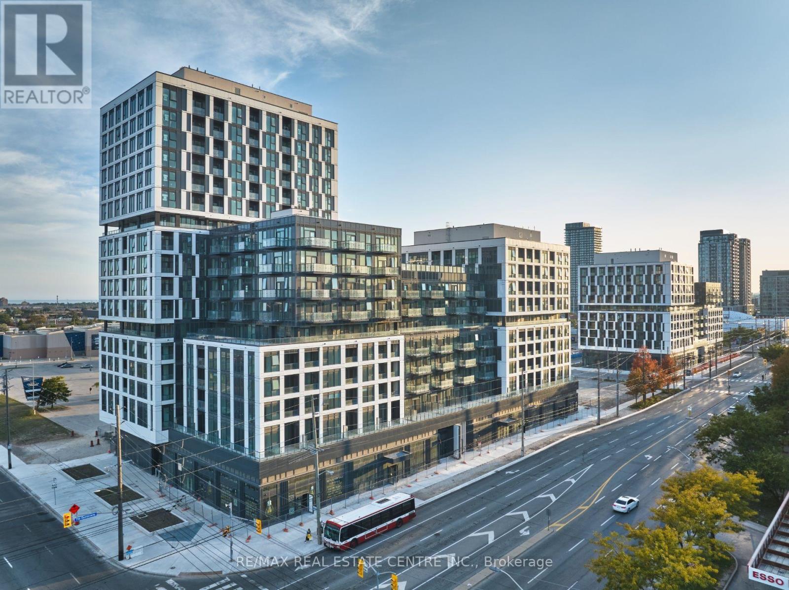825 - 1037 THE QUEENSWAY, Toronto, Ontario
