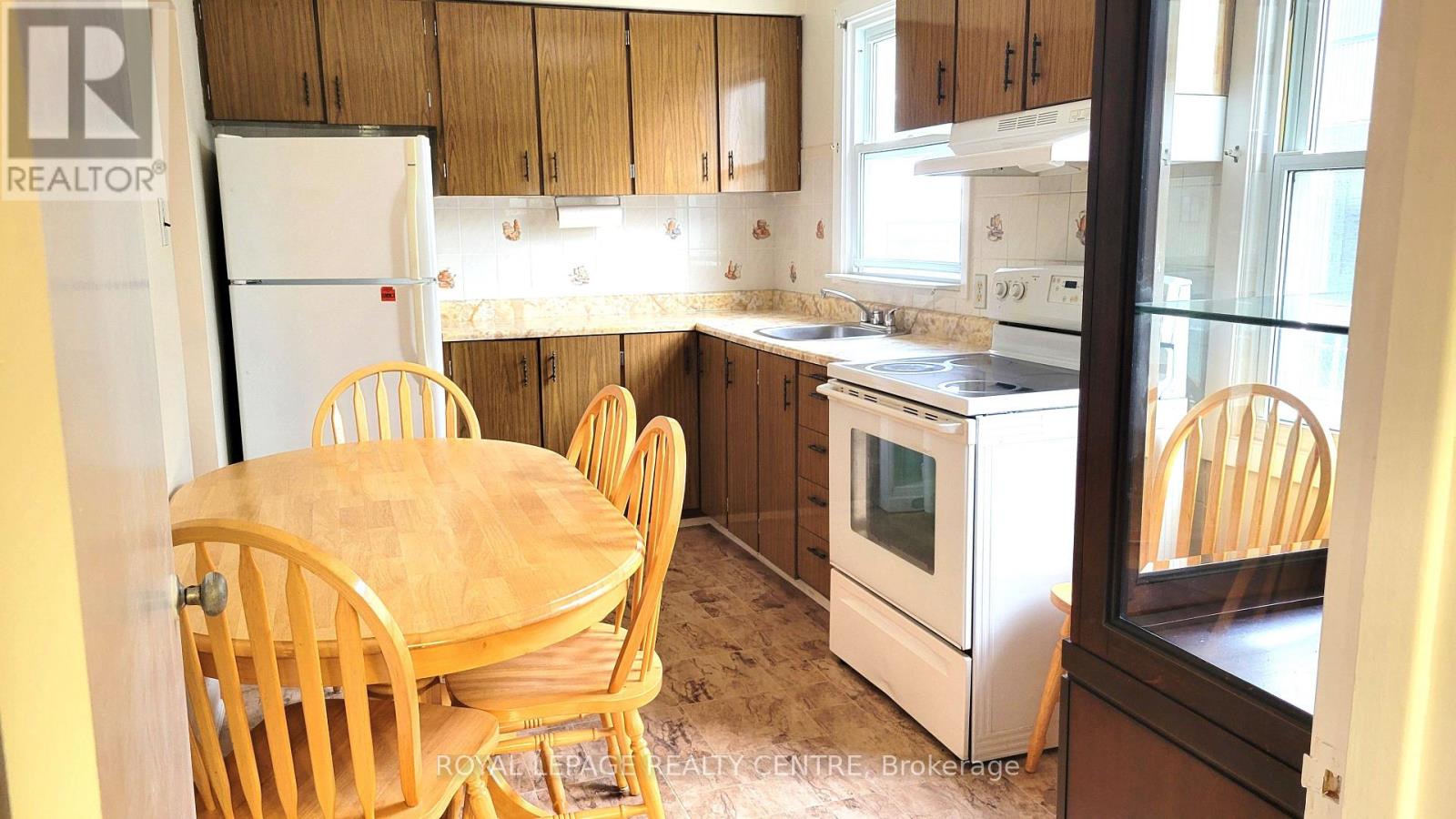 7 Earl Street, Mississauga, Ontario  L5M 1N6 - Photo 2 - W13858262