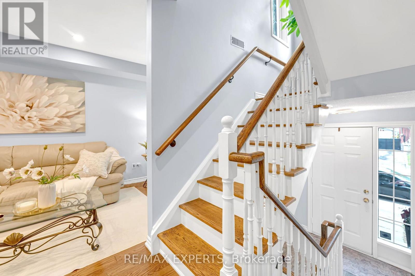 836 St Clarens Avenue, Toronto, Ontario  M6H 3X6 - Photo 4 - W13858270