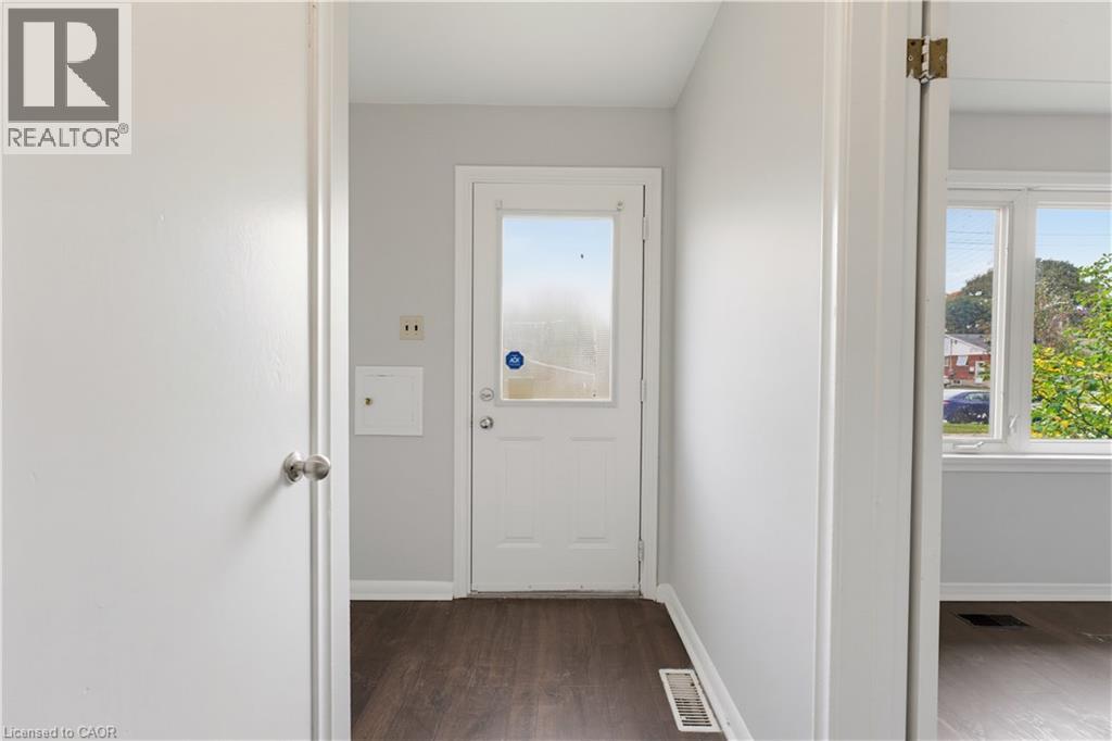 25 Meinzinger Avenue, Kitchener, Ontario  N2T 3T3 - Photo 4 - 40867437