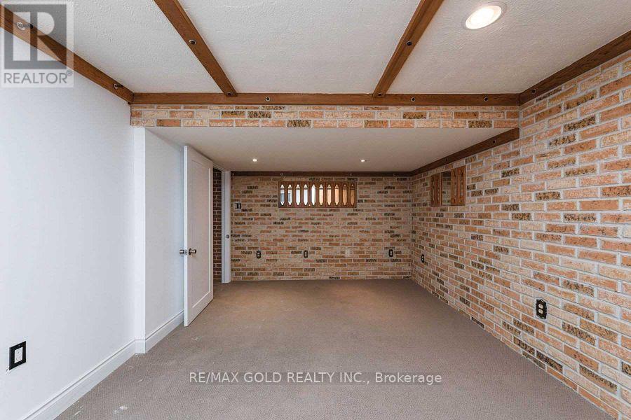 28 Devonshire Drive, Brampton, Ontario  L6T 3G3 - Photo 2 - W13858350