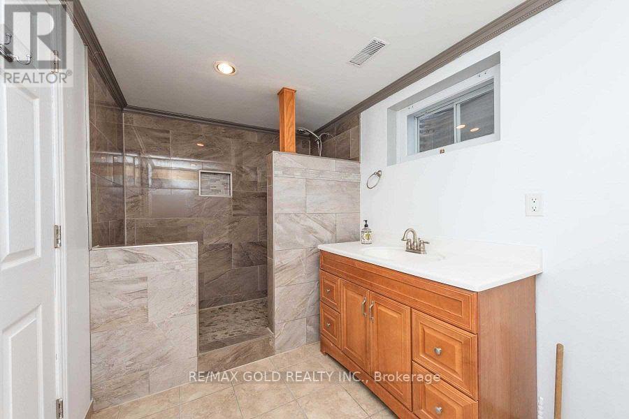 28 Devonshire Drive, Brampton, Ontario  L6T 3G3 - Photo 4 - W13858350