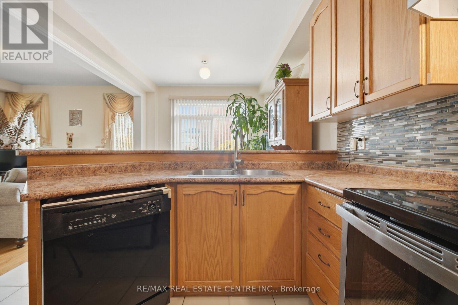 65 Connolly Crescent, Brampton, Ontario  L6R 0G8 - Photo 14 - W13858492