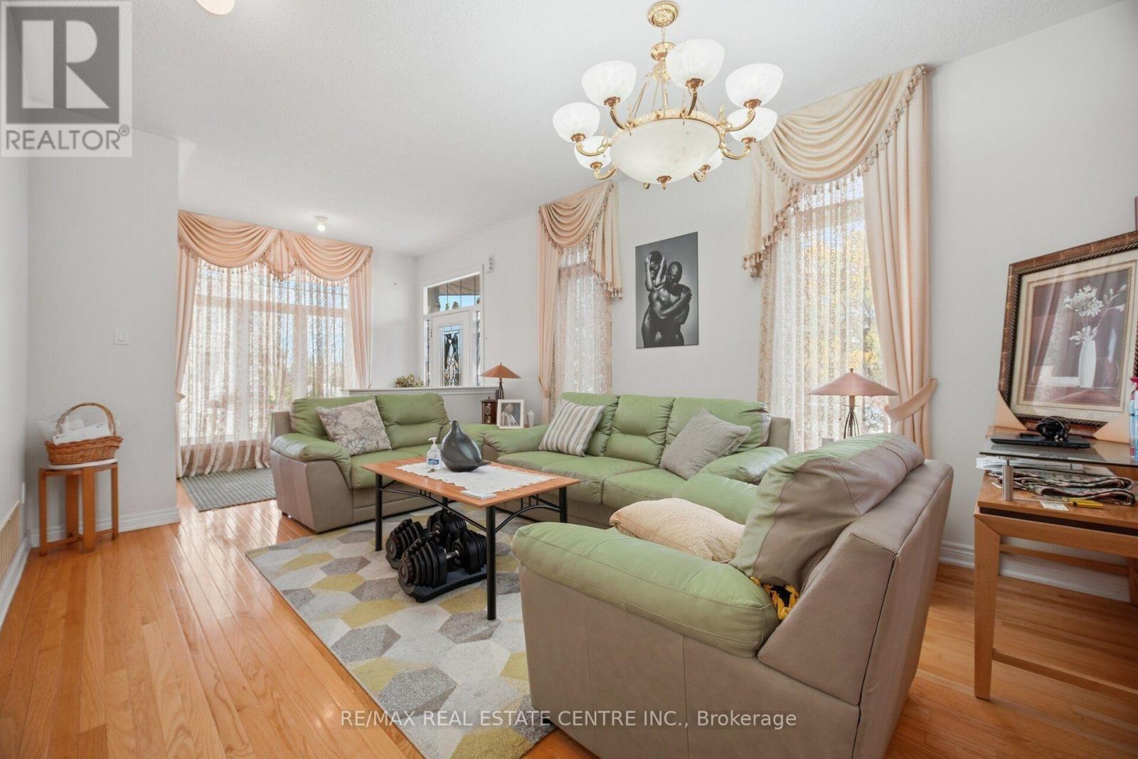 65 Connolly Crescent, Brampton, Ontario  L6R 0G8 - Photo 8 - W13858492