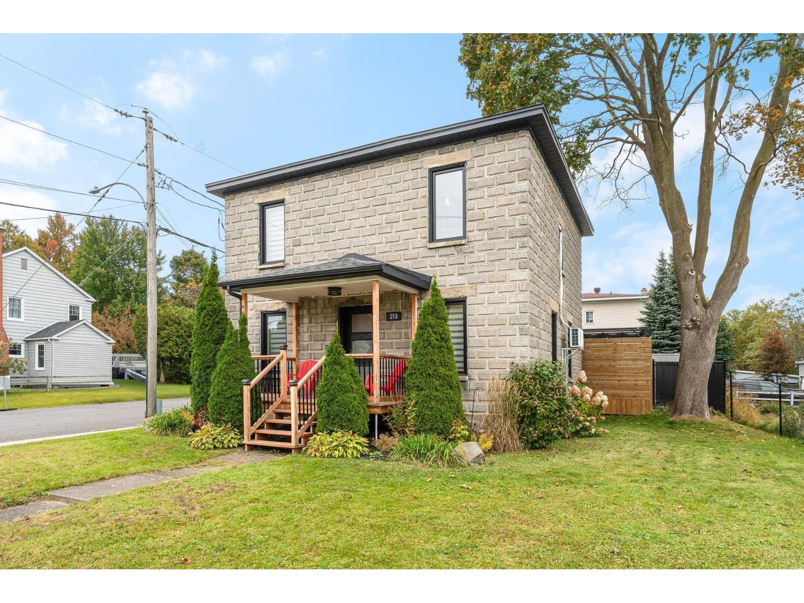 213 Rue d'Oxford Cowansville Quebec Canada H2K2M5