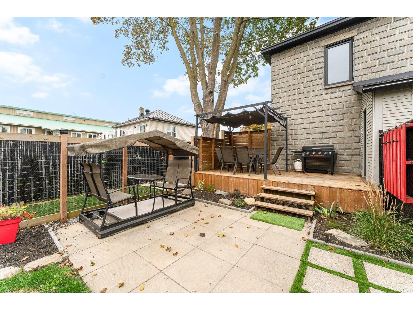 213 Rue d'Oxford Cowansville Quebec Canada H2K2M5 3