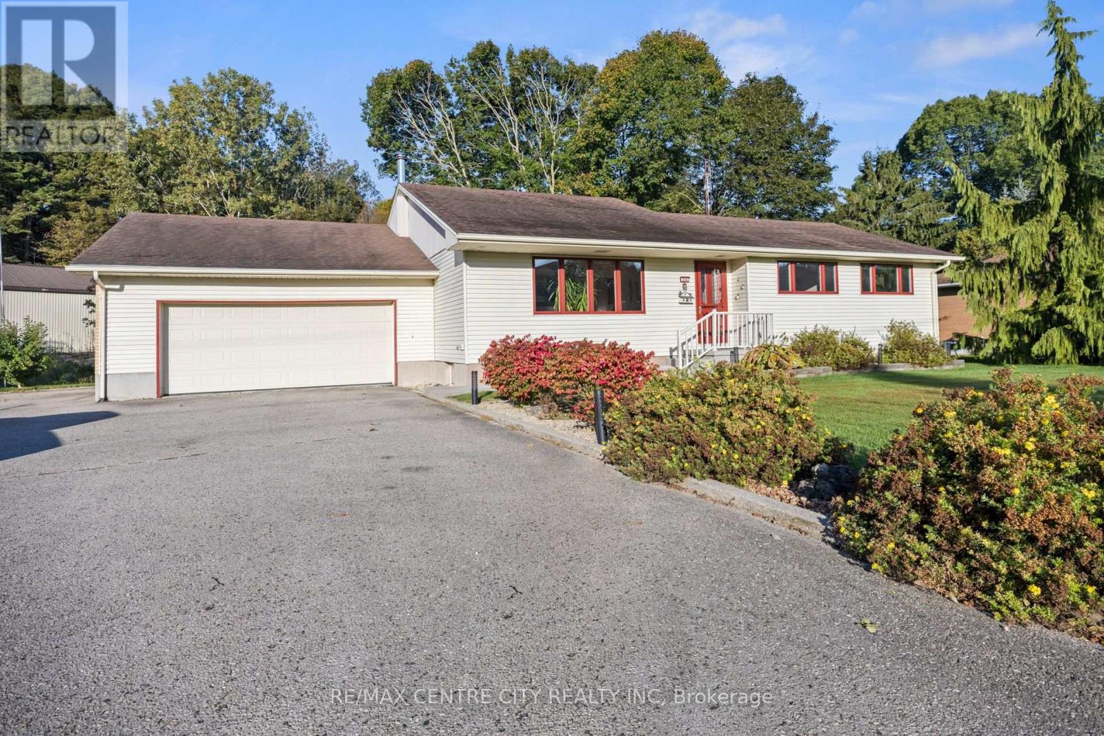 324 Carlow Road, Central Elgin, Ontario  N5L 1B6 - Photo 2 - X13843052