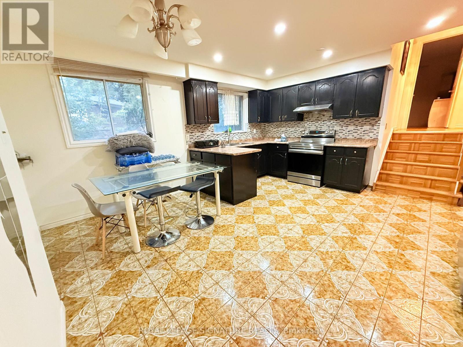 32 Madison Street, Brampton, Ontario  L6S 3C5 - Photo 4 - W13858514