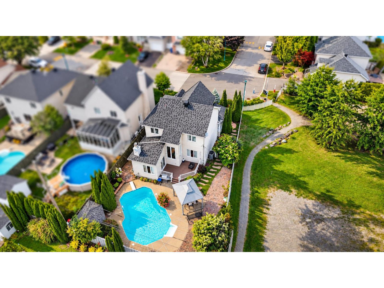 2256 Rue des Crécerelles Laval (Sainte-Rose) Quebec Canada H7L5S2 4