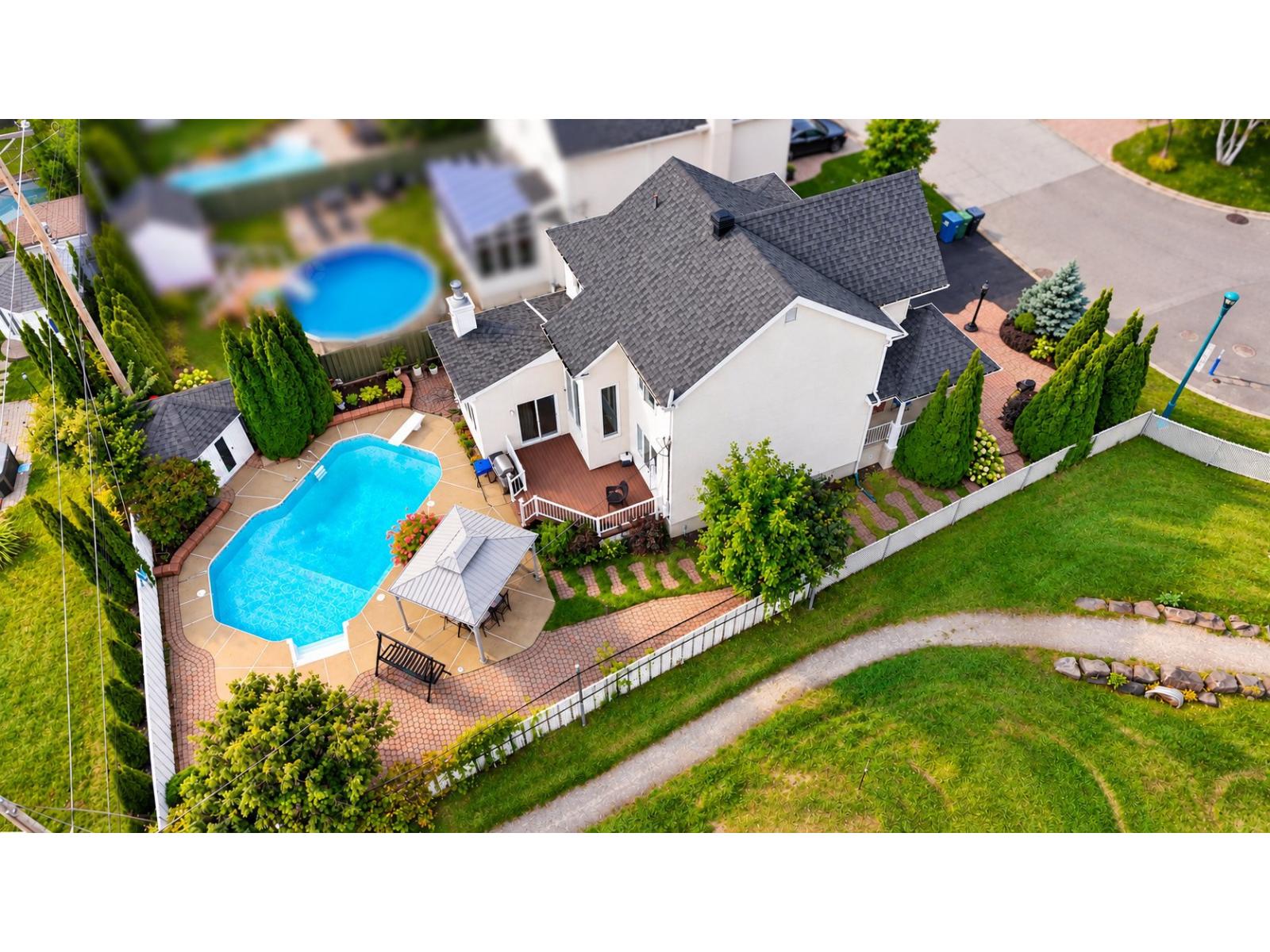 2256 Rue des Crécerelles Laval (Sainte-Rose) Quebec Canada H7L5S2 3