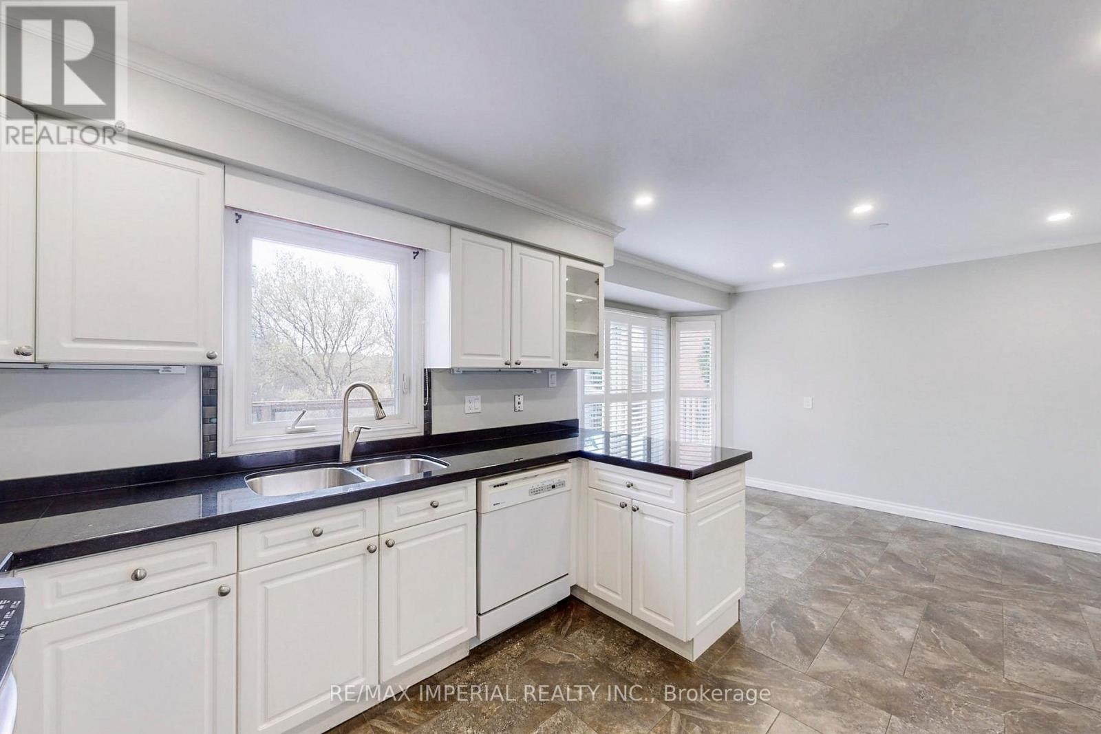 2 Craigleith Crescent, Richmond Hill, Ontario  L4E 2L5 - Photo 12 - N13858602