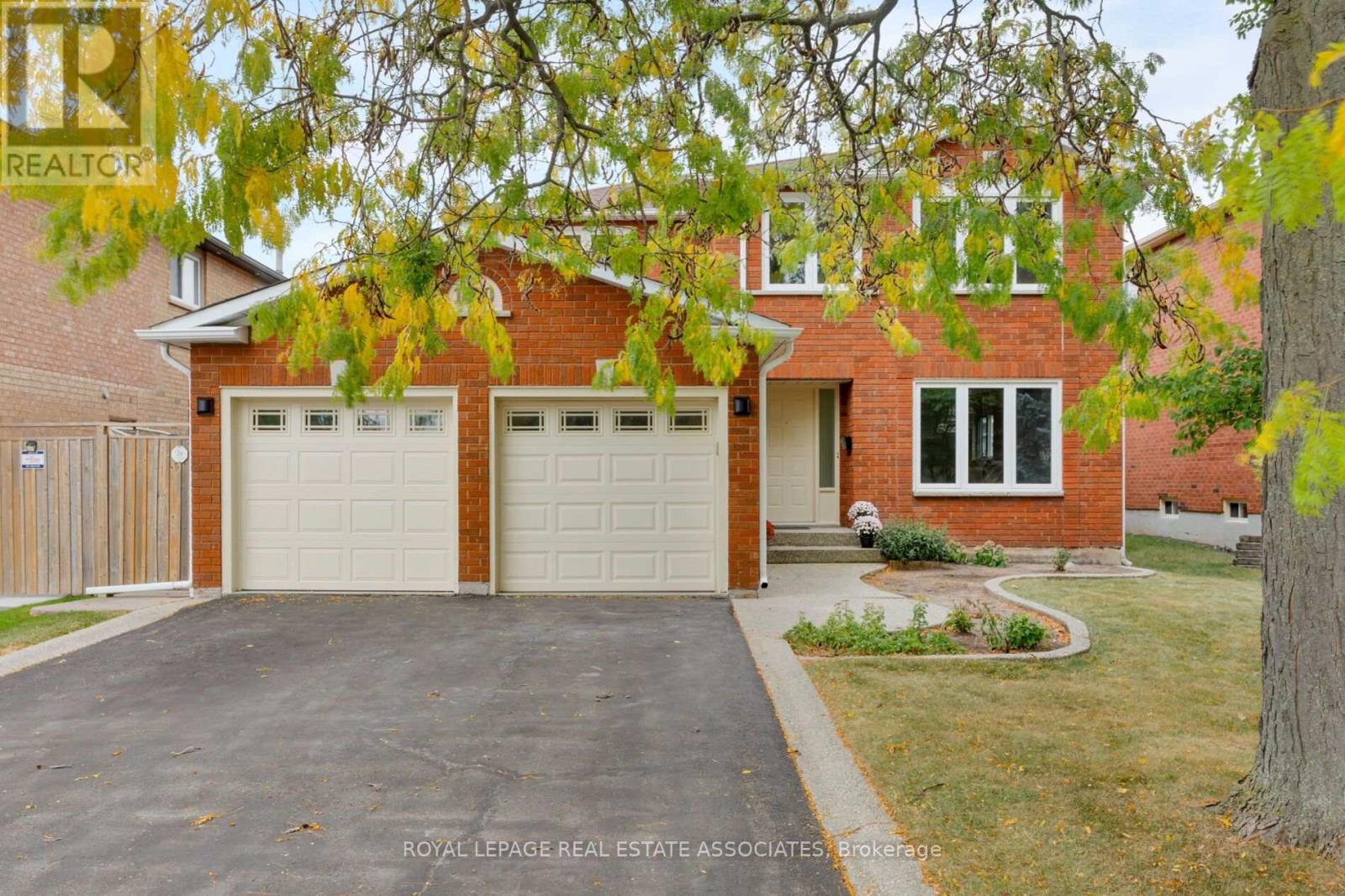 1410 Wakehurst Crescent, Oakville, Ontario  L6J 6T6 - Photo 3 - W13858636
