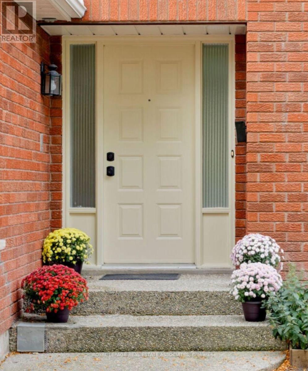 1410 Wakehurst Crescent, Oakville, Ontario  L6J 6T6 - Photo 4 - W13858636