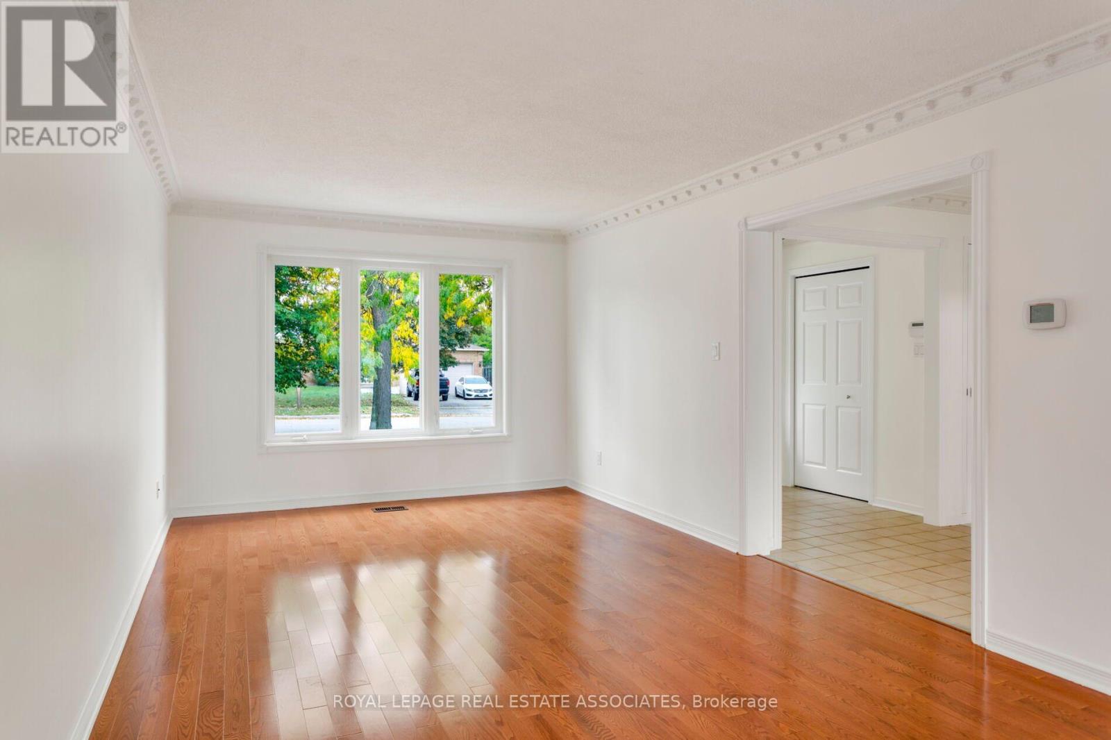 1410 Wakehurst Crescent, Oakville, Ontario  L6J 6T6 - Photo 7 - W13858636