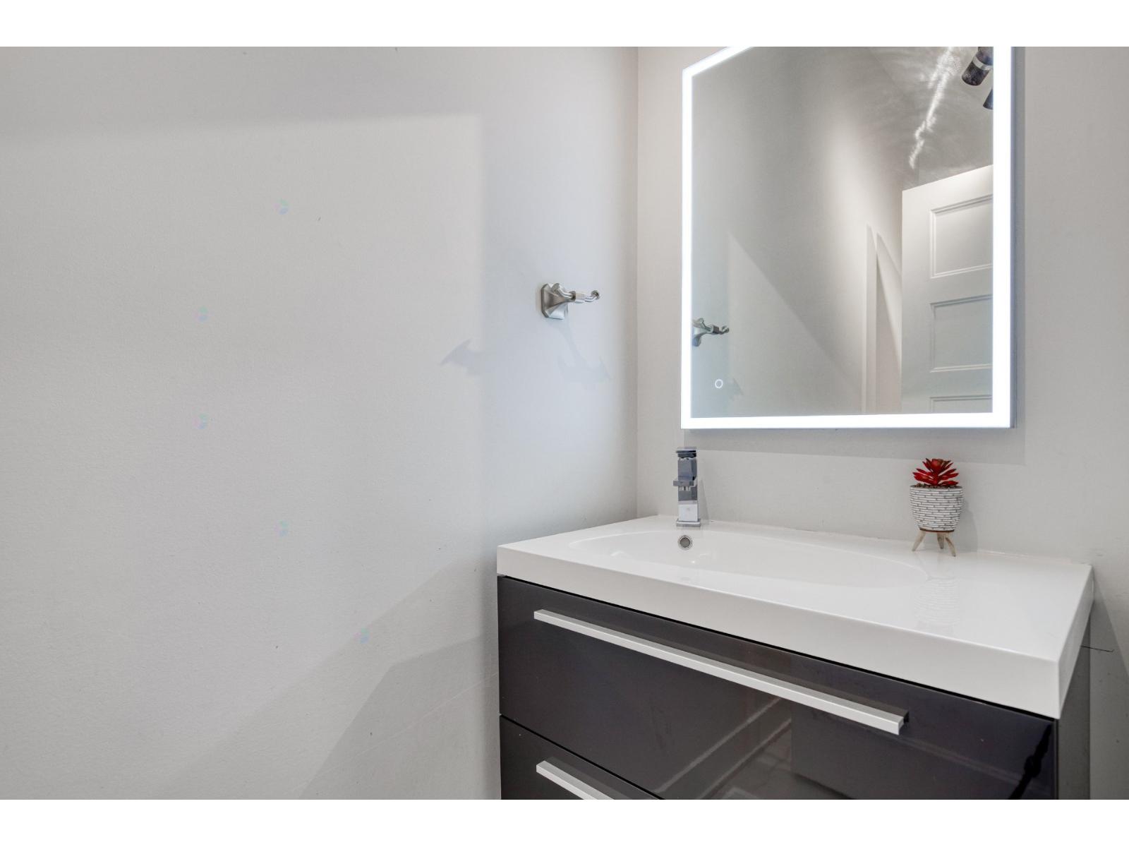 3946 Rue Rocheleau Longueuil (Saint-Hubert) Quebec Canada J3Y4V2 4