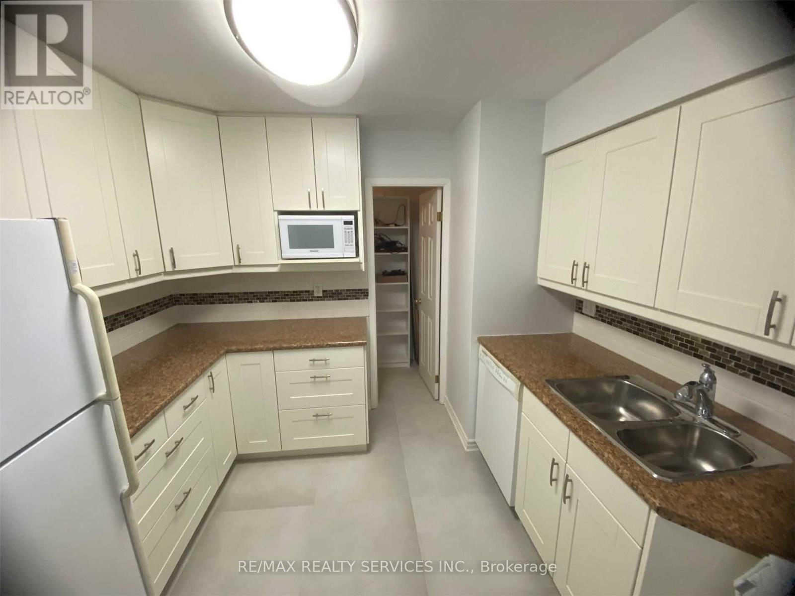 1612 - 3605 Kariya Drive, Mississauga, Ontario  L5B 3J4 - Photo 2 - W13858844