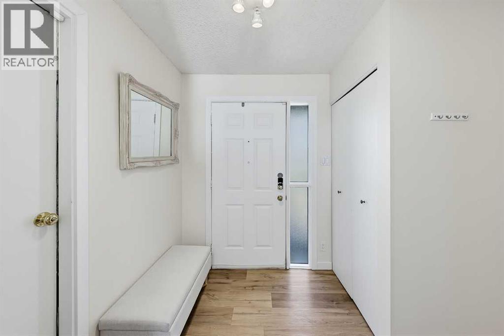 5, 64 Woodacres Crescent Sw, Calgary, Alberta  T2W 4V6 - Photo 4 - A2349998