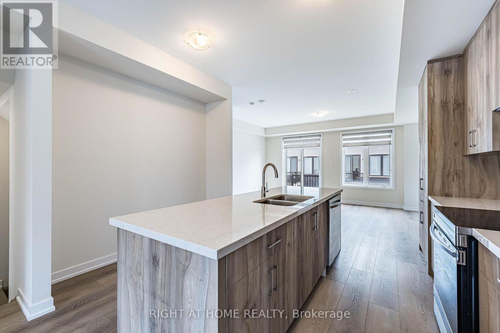 1330 Shevchenko Boulevard, Oakville, Ontario  L6M 5R4 - Photo 5 - W13858924