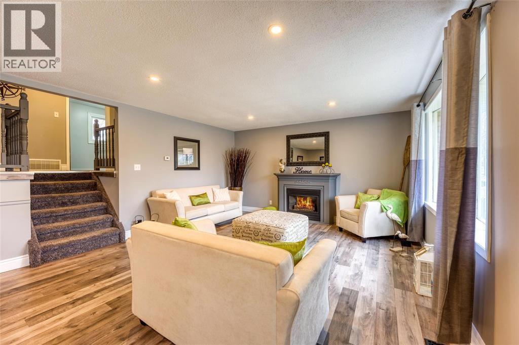 458 TREEWOOD CRESCENT Sarnia Ontario Canada N7S5H3 2