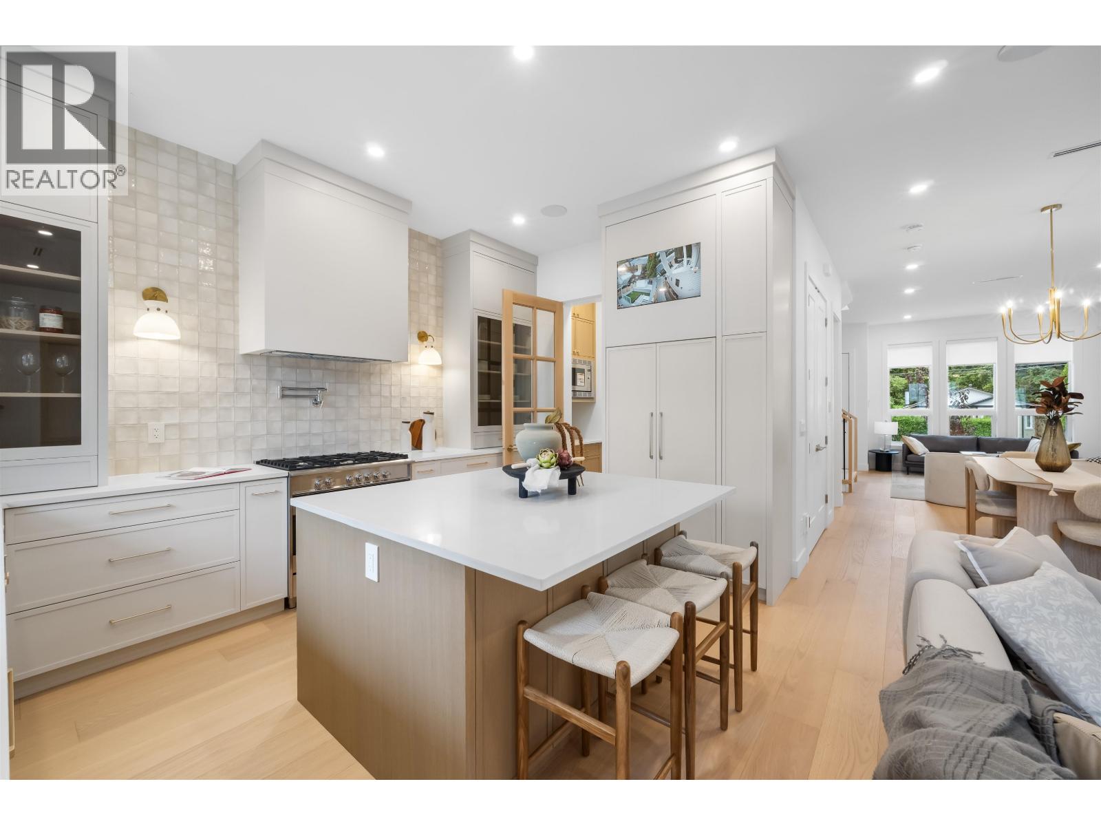 2008 Westview Drive, North Vancouver, British Columbia  V7M 3B2 - Photo 6 - R3171423