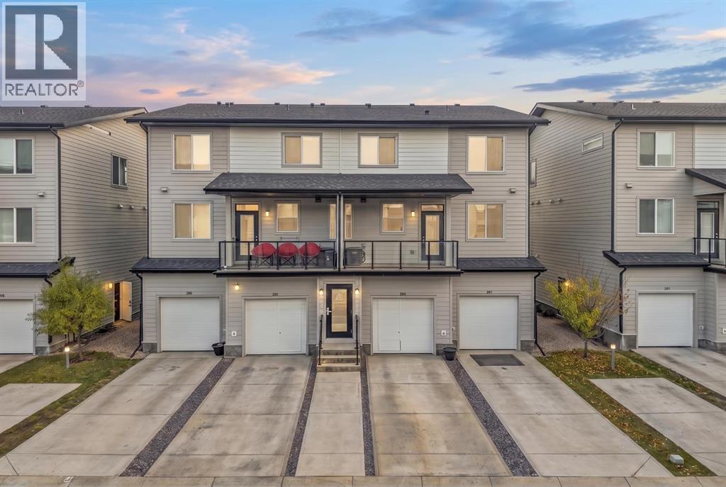 202, 135 Redstone Walk NE