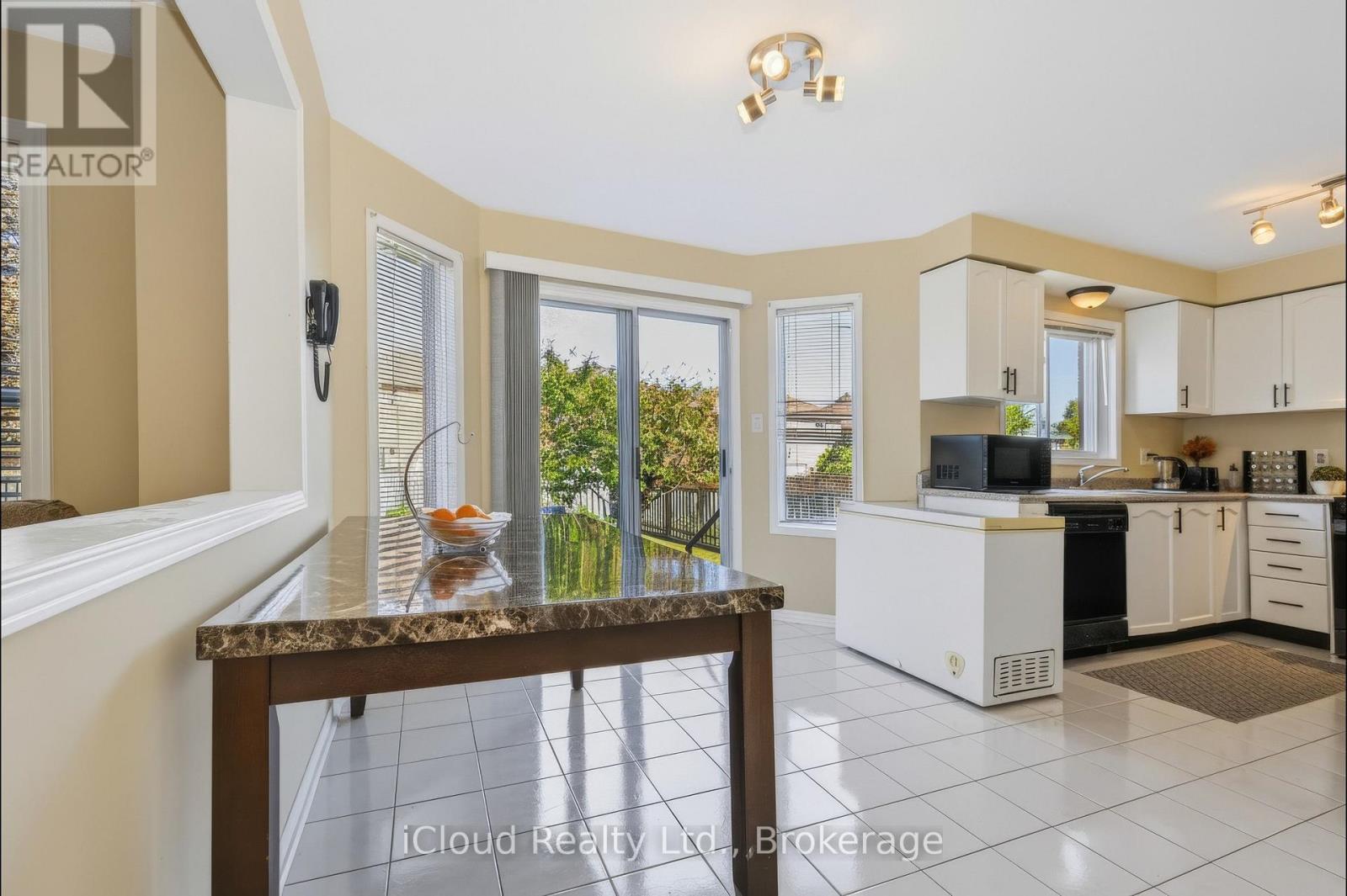 62 Castlehill Crescent, Brampton, Ontario  L6X 4E1 - Photo 7 - W13858950