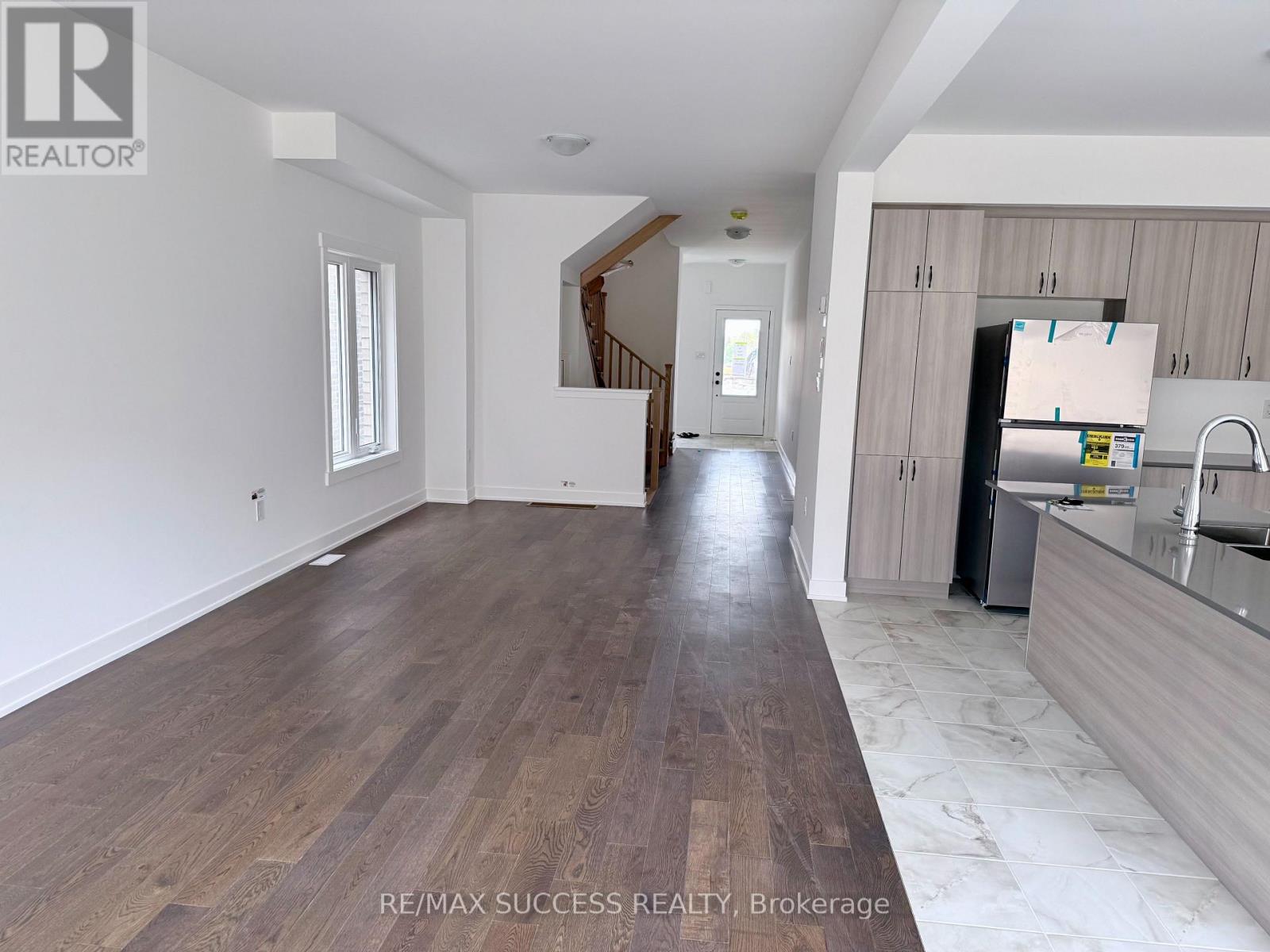 95 Flan Boulevard, Barrie, Ontario  L9J 1C6 - Photo 3 - S13859052