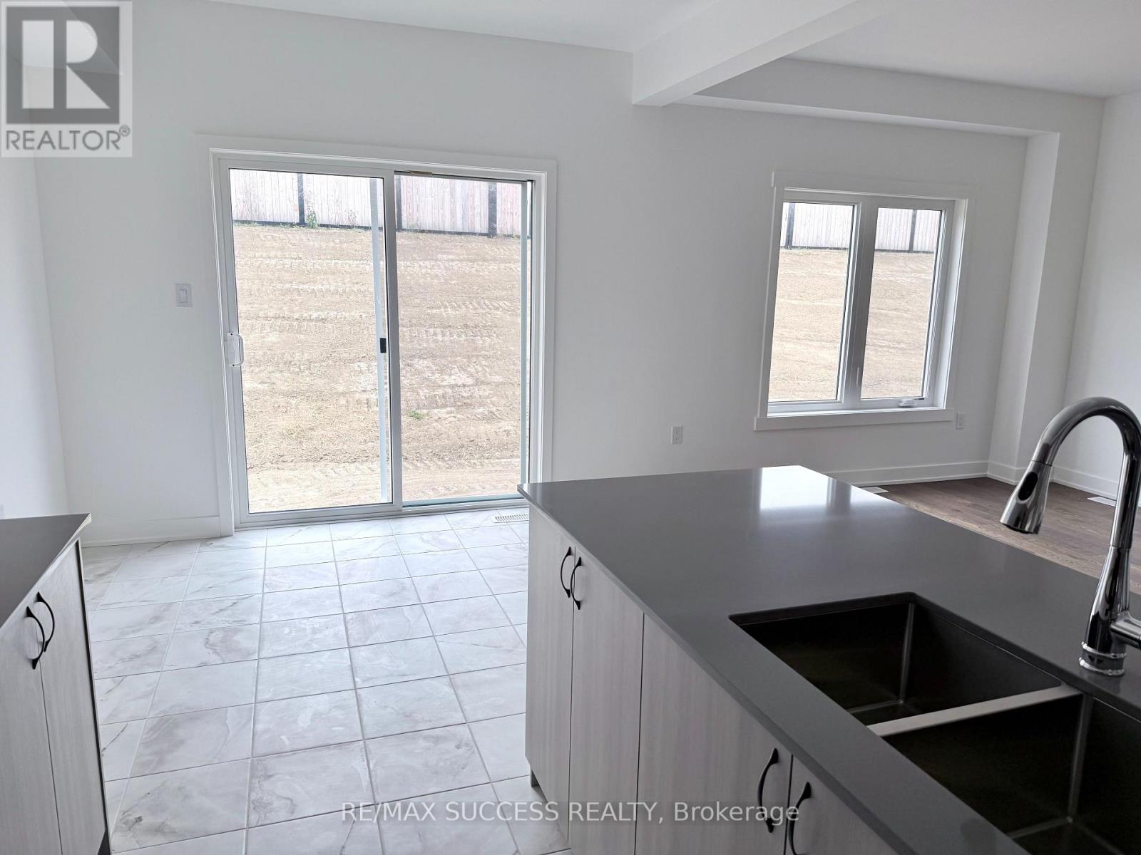 95 Flan Boulevard, Barrie, Ontario  L9J 1C6 - Photo 5 - S13859052