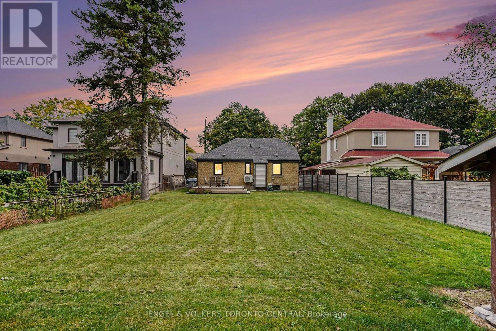 28 Inverleigh Drive, Toronto, Ontario  M8Y 3E3 - Photo 26 - W13852182