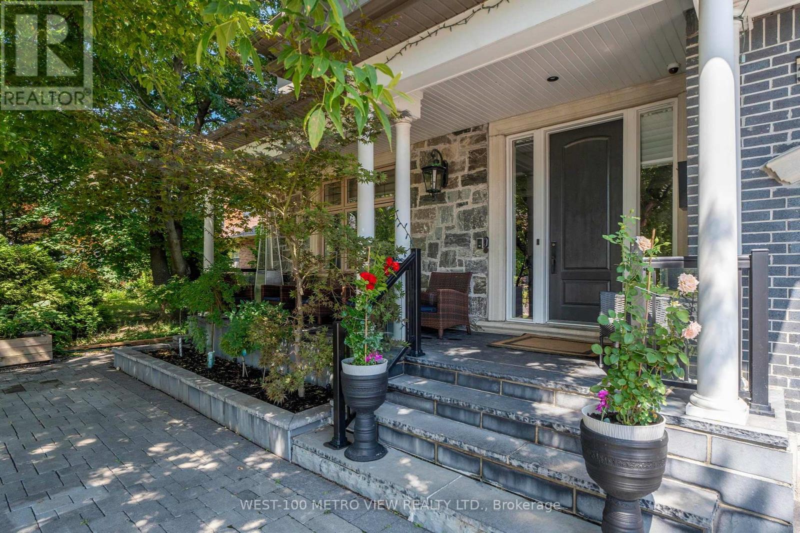 3495 Joan Drive, Mississauga, Ontario  L5B 1T7 - Photo 3 - W13859214