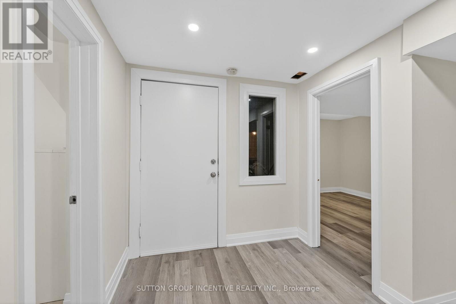 23 Blair Crescent, Barrie, Ontario  L4M 5Y7 - Photo 4 - S13859280