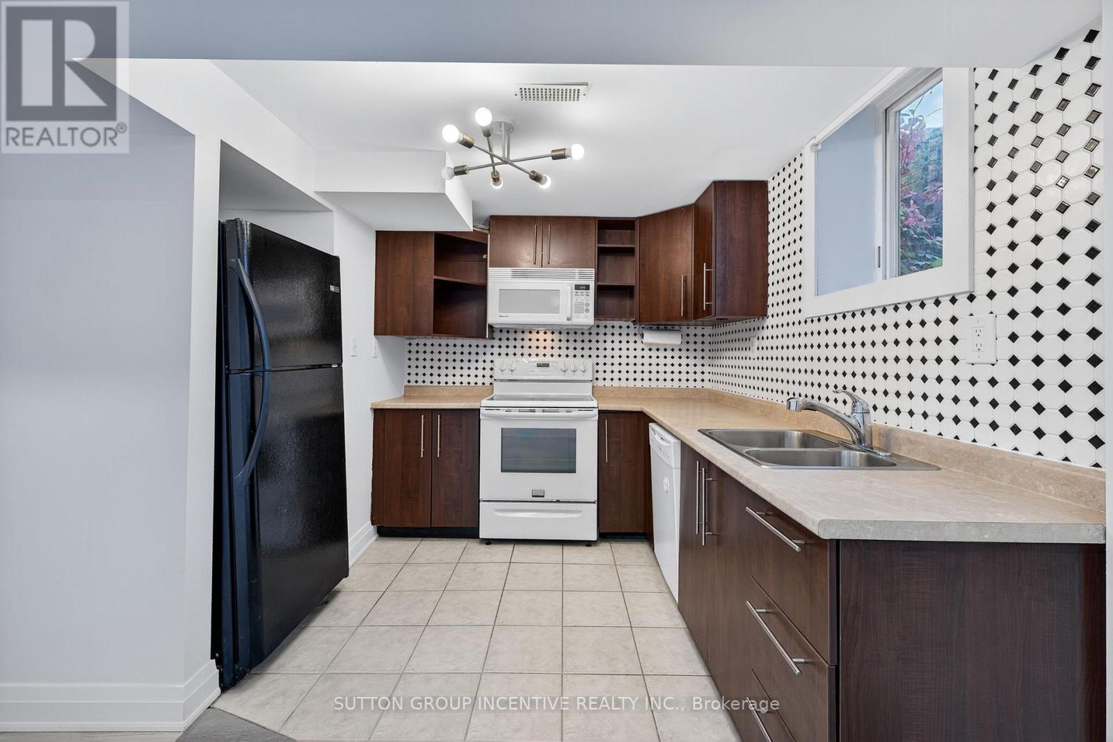 23 Blair Crescent, Barrie, Ontario  L4M 5Y7 - Photo 8 - S13859280