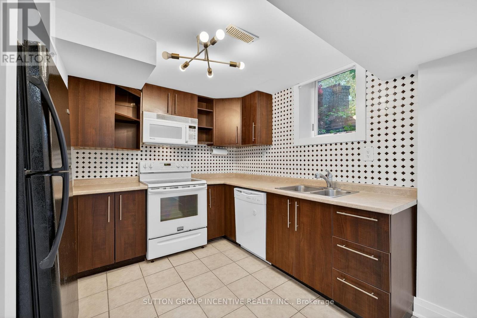 23 Blair Crescent, Barrie, Ontario  L4M 5Y7 - Photo 9 - S13859280