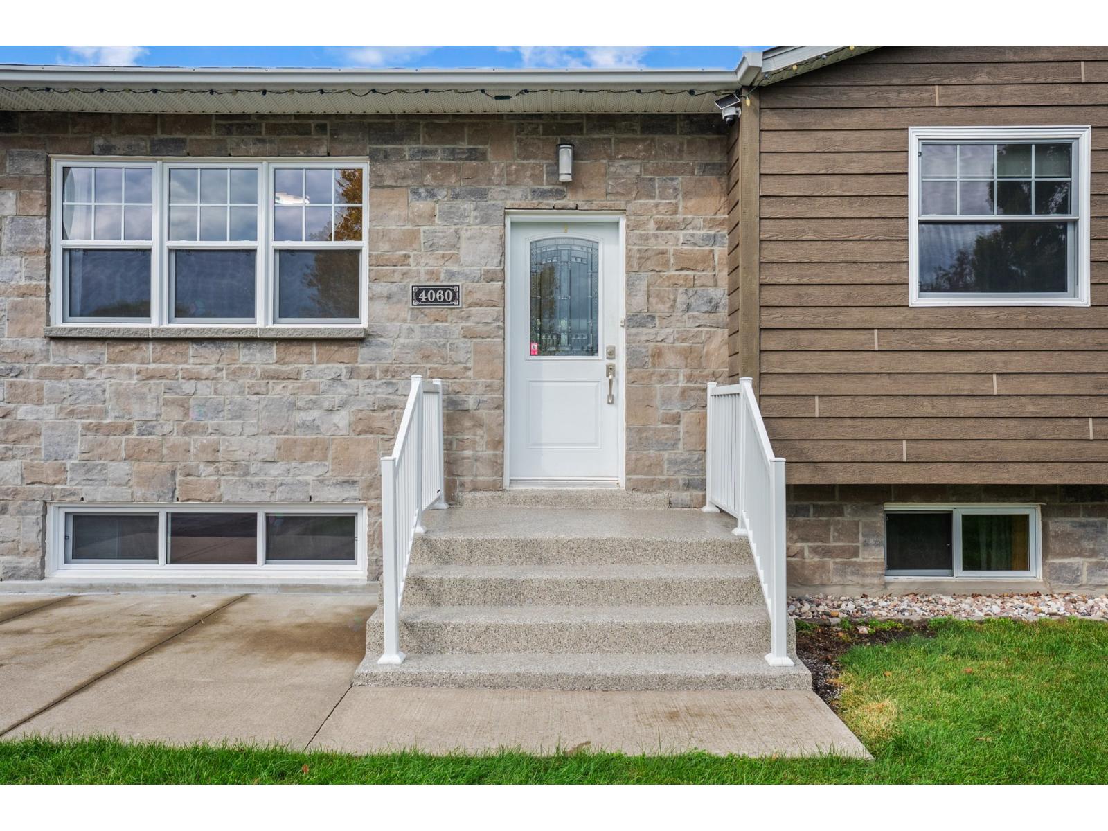 4060 Rue des Amarres Sainte-Catherine Quebec Canada J5C1W7 3