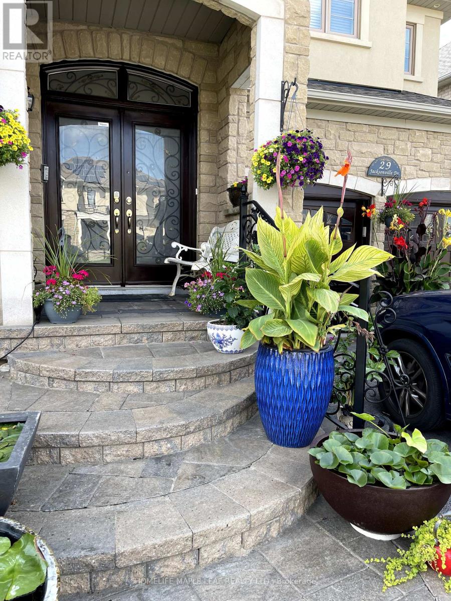 29 Jacksonville Drive, Brampton, Ontario  L6P 2Z3 - Photo 4 - W13859368