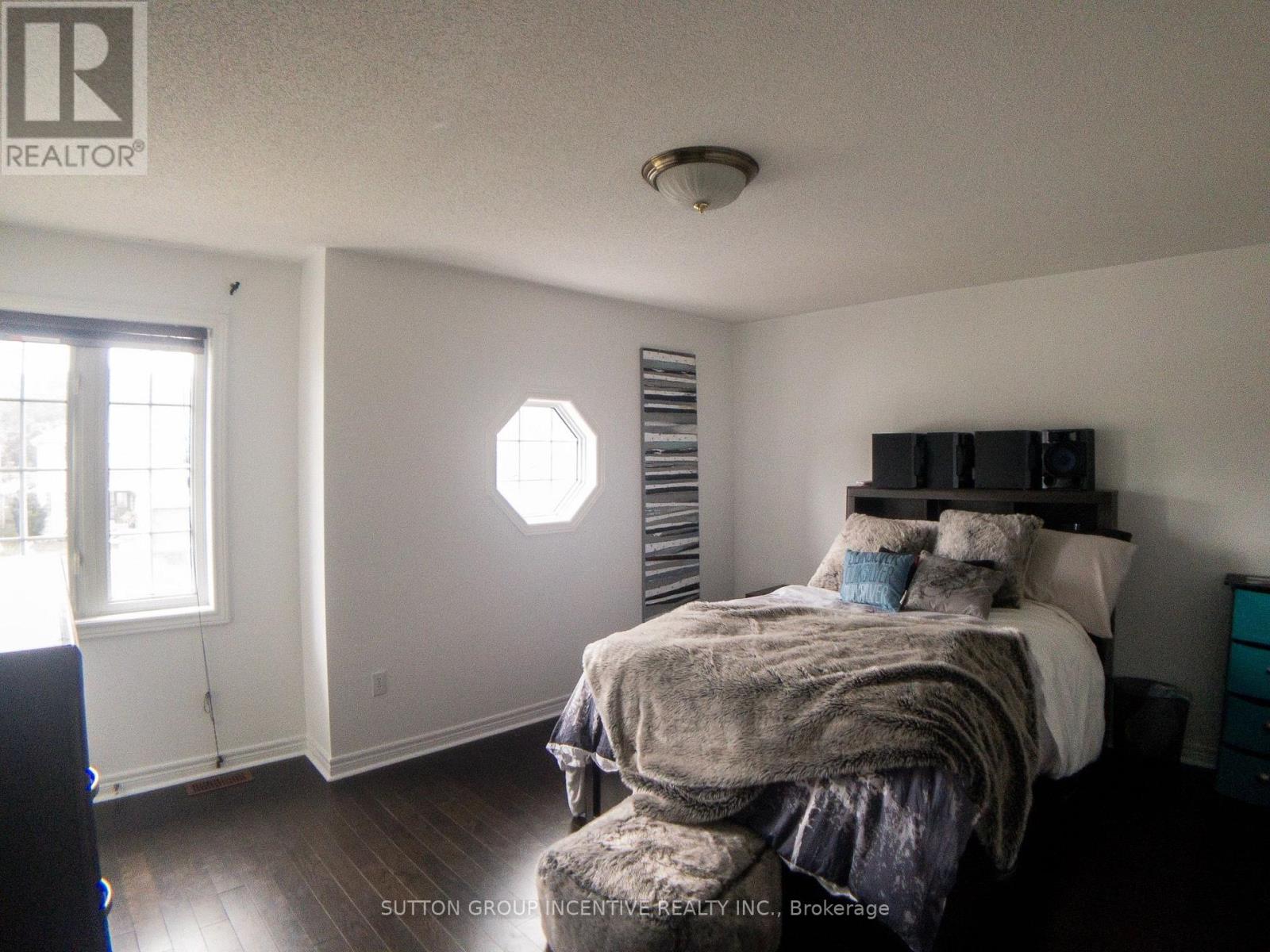 4 Bluewater Trail, Barrie, Ontario  L4N 0G6 - Photo 10 - S13859392