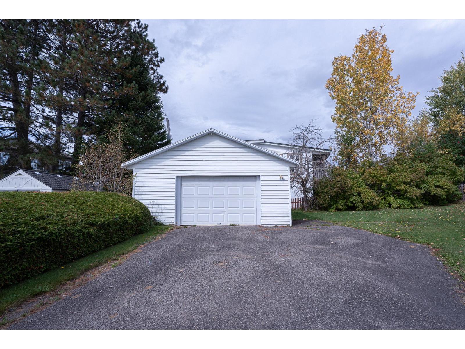 382 Rue St-Amour Saint-Donat Quebec Canada J0T2C0 2