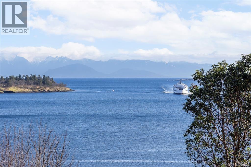 303 2560 Departure Bay Rd, Nanaimo, British Columbia