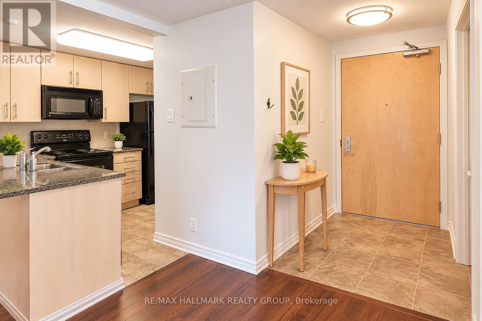 302 - 200 Lett Street, Ottawa, Ontario  K1R 0A7 - Photo 2 - X13859460