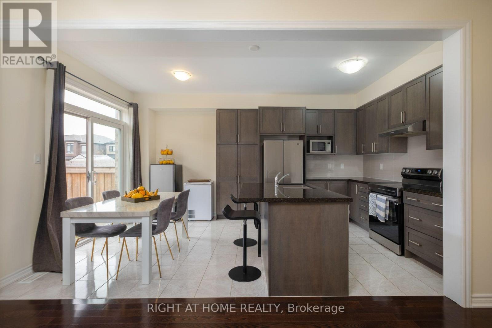 43 Vickery Street, Whitby, Ontario  L1P 0L2 - Photo 8 - E13859492